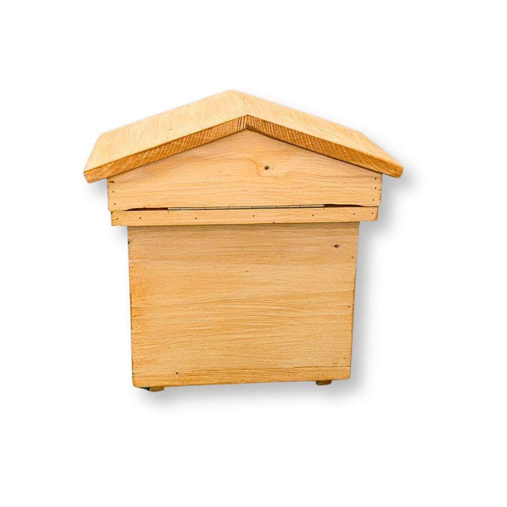 cassetta porta lettere artigianale in legno a forma di arnia vista posteriore