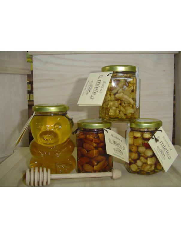 vasetti miele e frutta secca esposti insieme a vassoio da esposizione