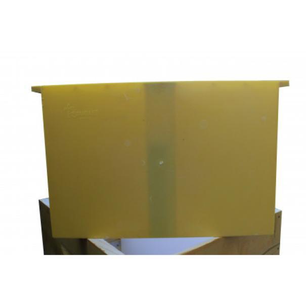 Nutritore a tasca giallo mostrato sopra una cassa arnia