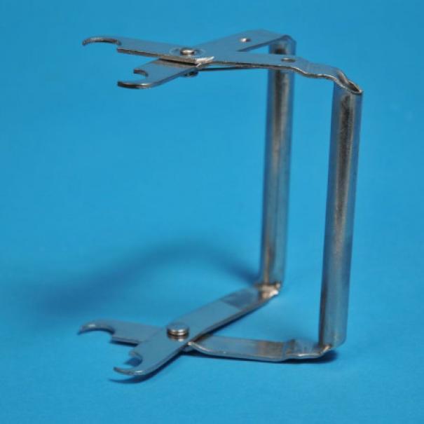 Utensile per telaini acciaio inox supportato su sfondo azzurro