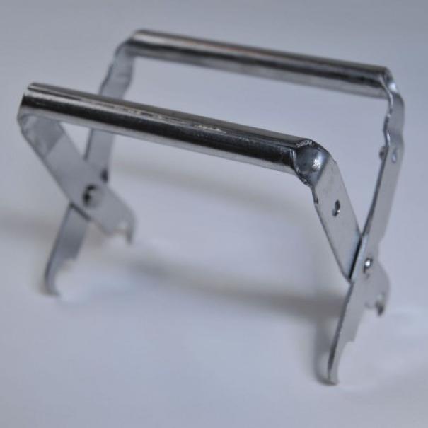 Pinze inox per telaini disposte su lato con leve visibili