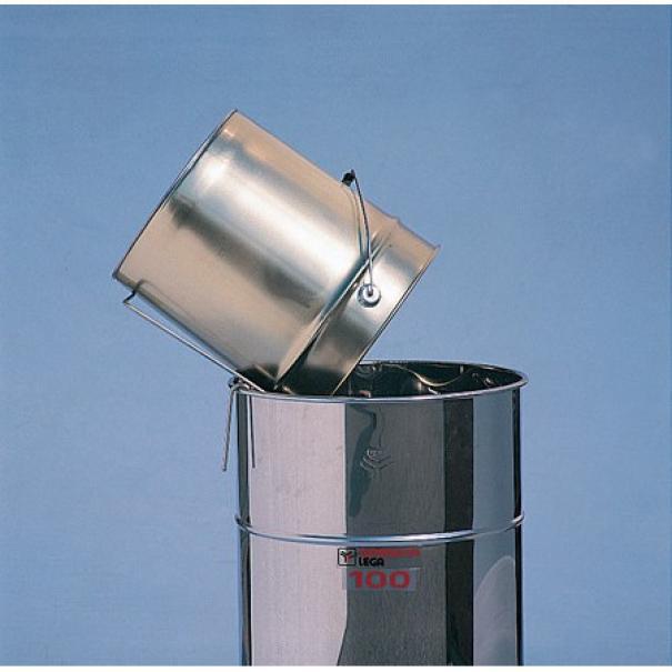 Sgocciolatoio inox applicato su secchiello per apicoltura