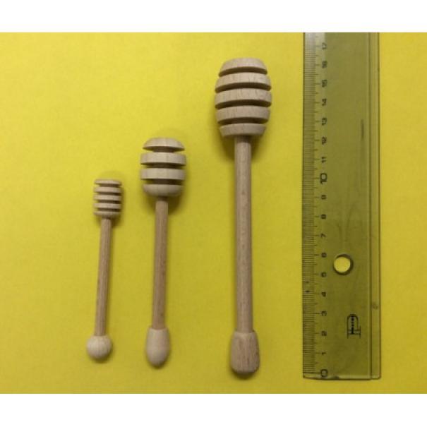 prendimiele in legno di diverse misure con righello su sfondo giallo