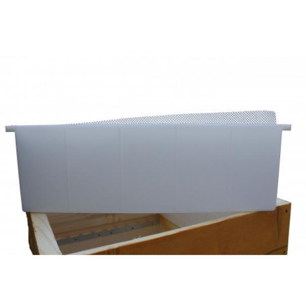 Vista laterale nutritore a tasca in plastica posizionato nel melario