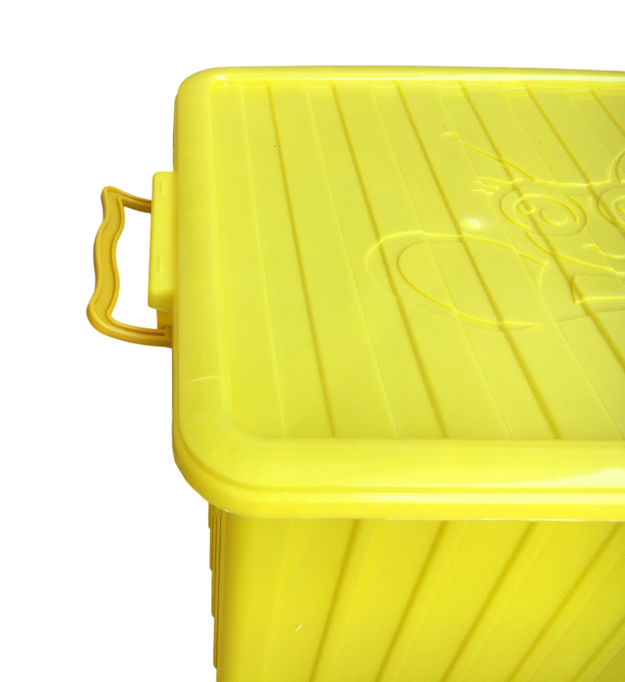 Particolare della maniglia e coperchio della cassa di servizio in plastica per apicoltura