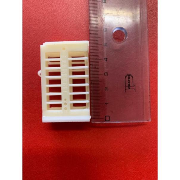 dettaglio gabbietta blocco covata plastica con righello misura apicoltura