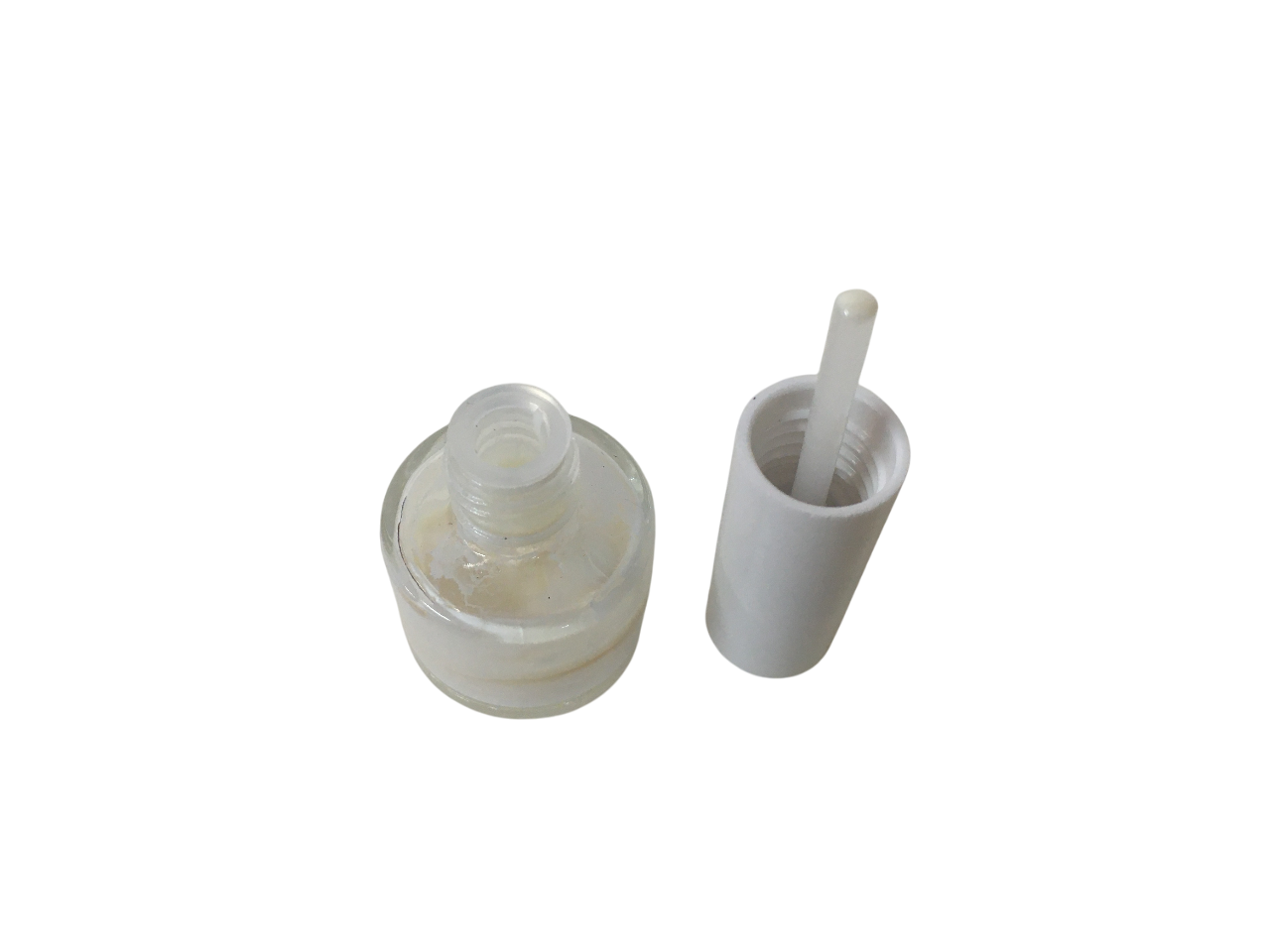 Flacone aperto di smalto bianco con tampone per apicoltura