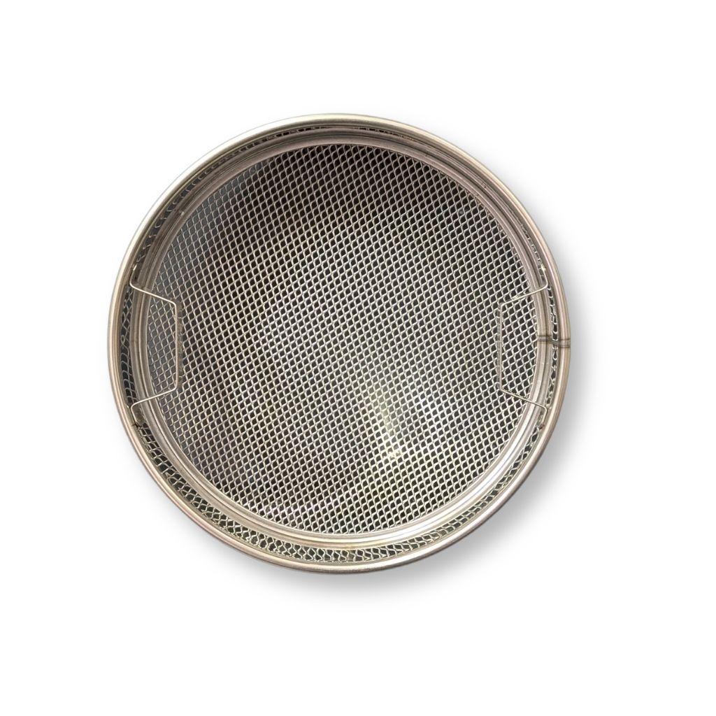Vista dallu2019alto filtro inox per miele con trama 1.5 mm per laboratorio